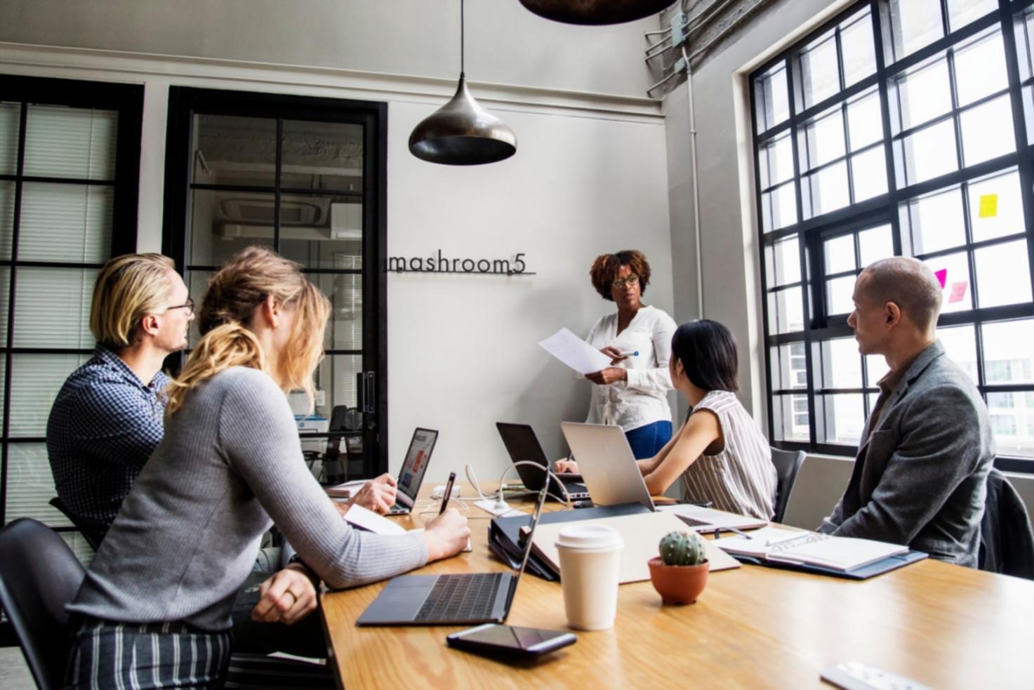 Equipo de soravexlinthel colaborando en estrategias educativas